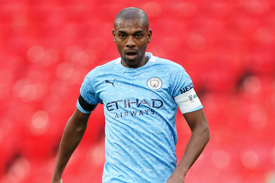 シティMF、相手選手の