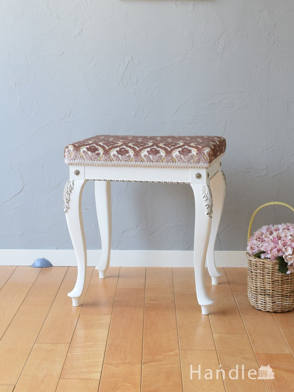 フランスから届いたアンティークのおしゃれなスツール、美しい猫脚の