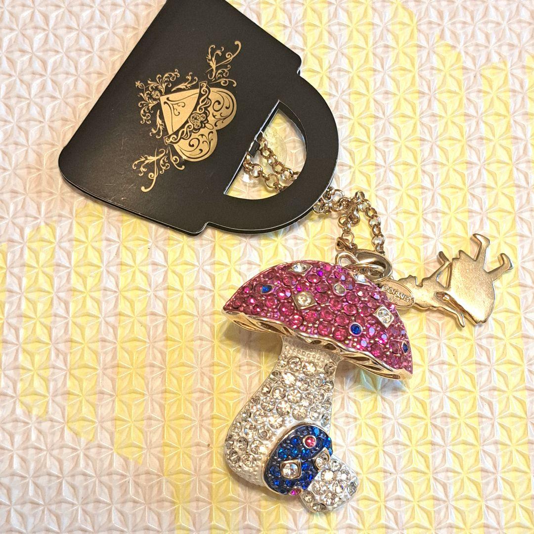 不思議の国のアリス　キノコ型キーホルダー ラインストーン装飾付き　Disney 不思議の国のアリス キノコ型キーホルダー ラインストーン装飾付き