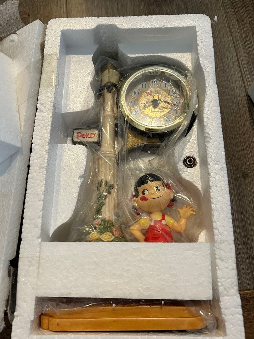 タイムセール中　不二家　新品　ペコちゃんレトロ置き時計 Amazon.co.jp: 不二家 ペコちゃん ポコちゃん 振り子時計 掛け時計