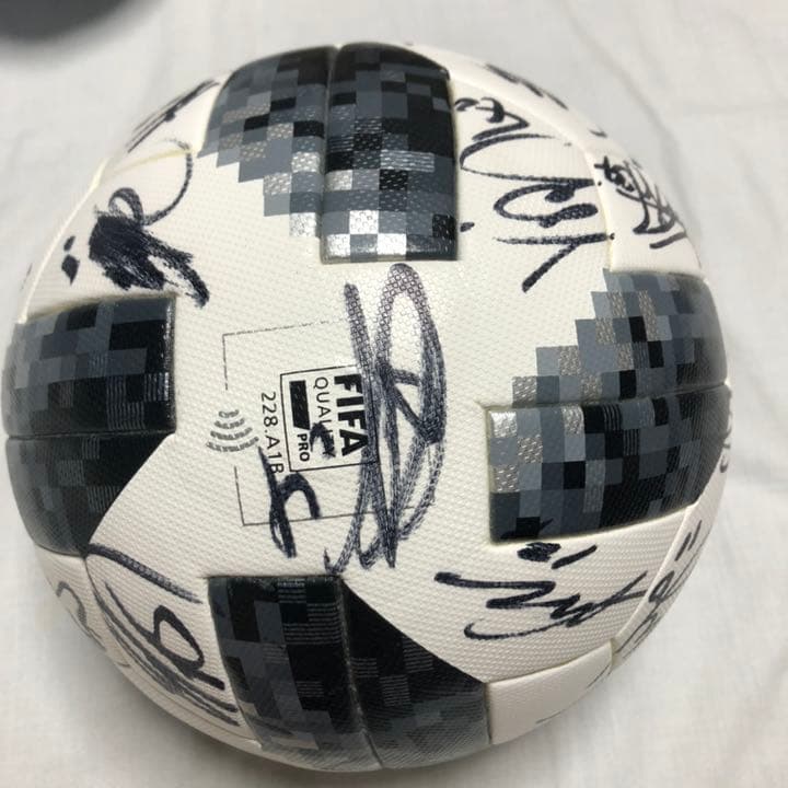 ガンバ大阪 2018年のメンバーのサイン入りボール - メルカリ